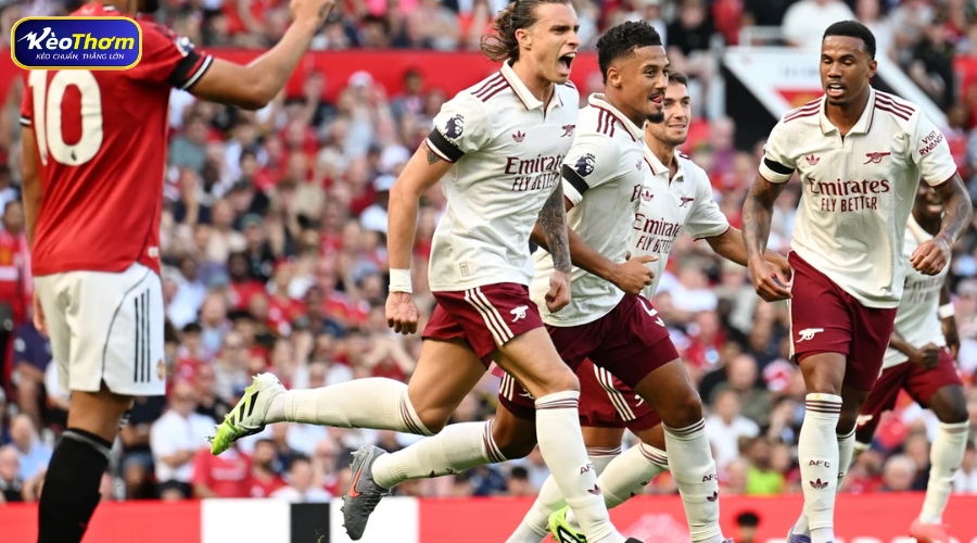 Alejandro Garnacho bứt tốc vượt qua hàng thủ Arsenal trong một pha phản công mẫu mực của Quỷ đỏ.